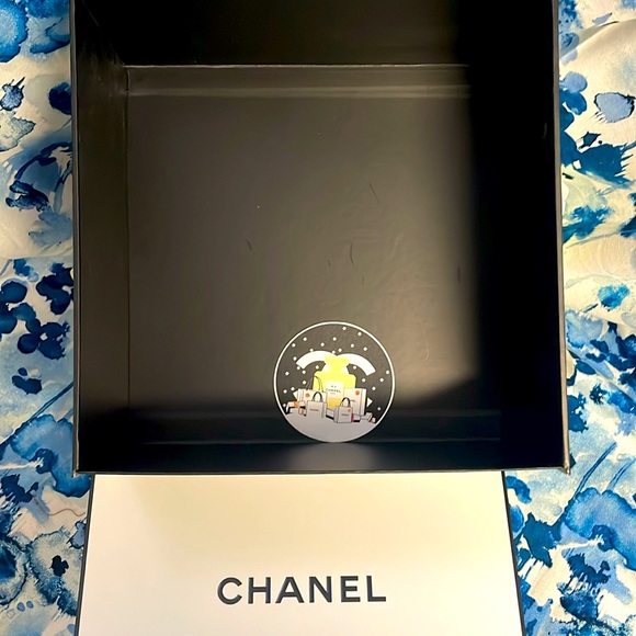 GIF box of CHANEL beauty set. Set not included is only the box. - Picture 2 of 3